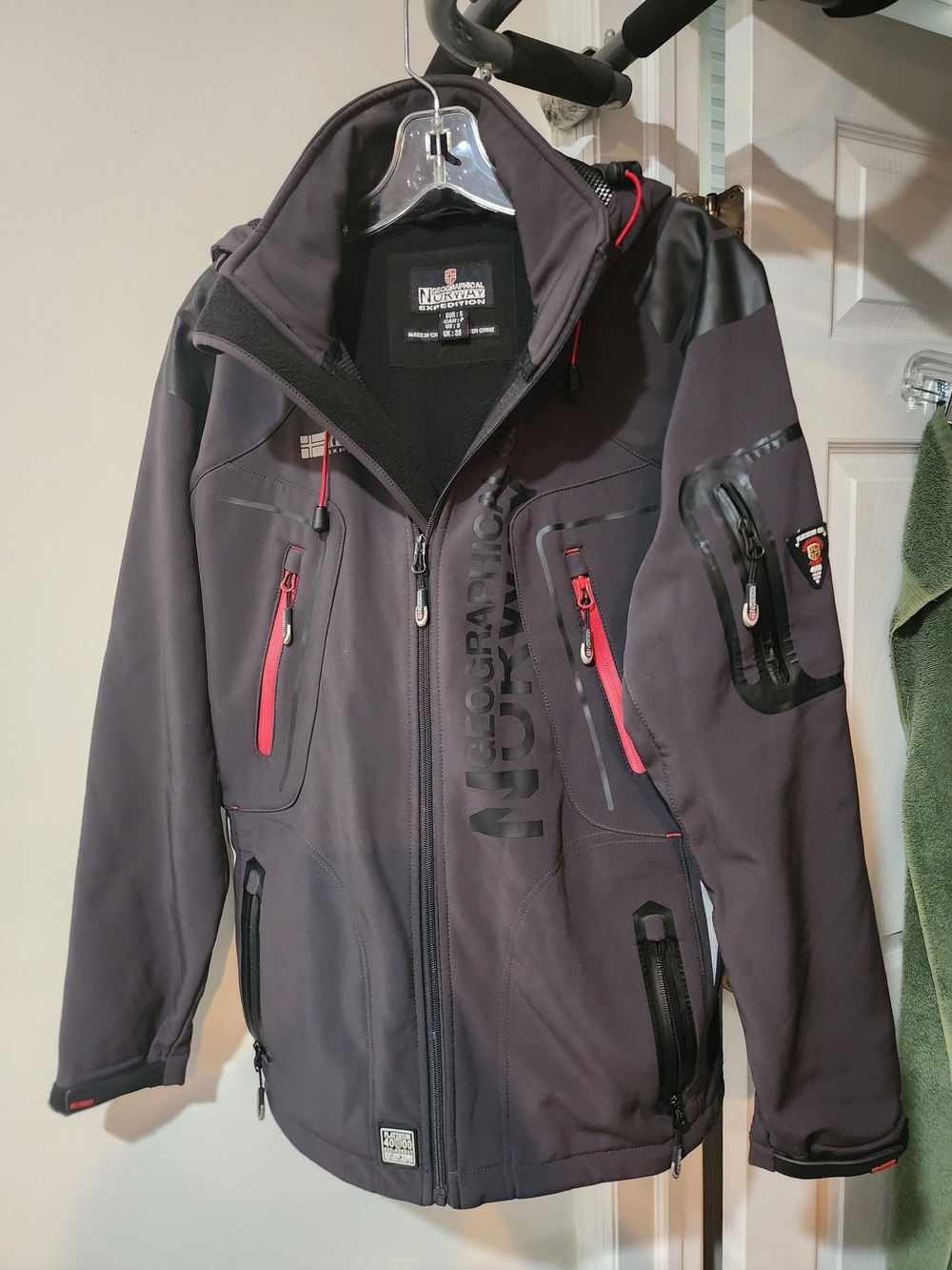 Geographical Norway Men's Dark Gray Softshell Jacket. Detachable Hoodie